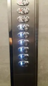 Μπουτον ορόφών σε ανελκυστήρα
