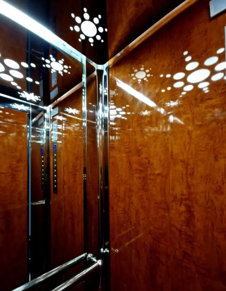ασανσέρ με περίτεχνο φωτισμό